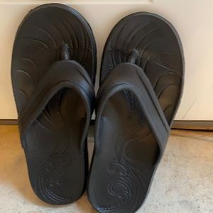 Skechers ladies black all rubber flip flops. Size 6.  Brand new , no tags